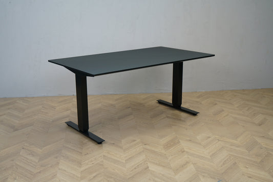 Swedstyle hæve sænkebord 140x80 cm med sort linoleum bordplade set skråt forfra