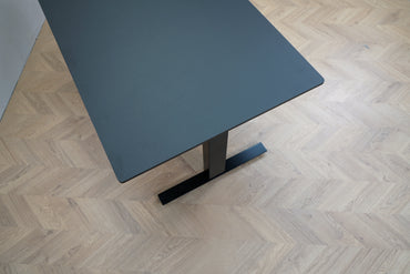 Swedstyle hæve sænkebord 140x80 cm med sort linoleum bordplade set ovenfra