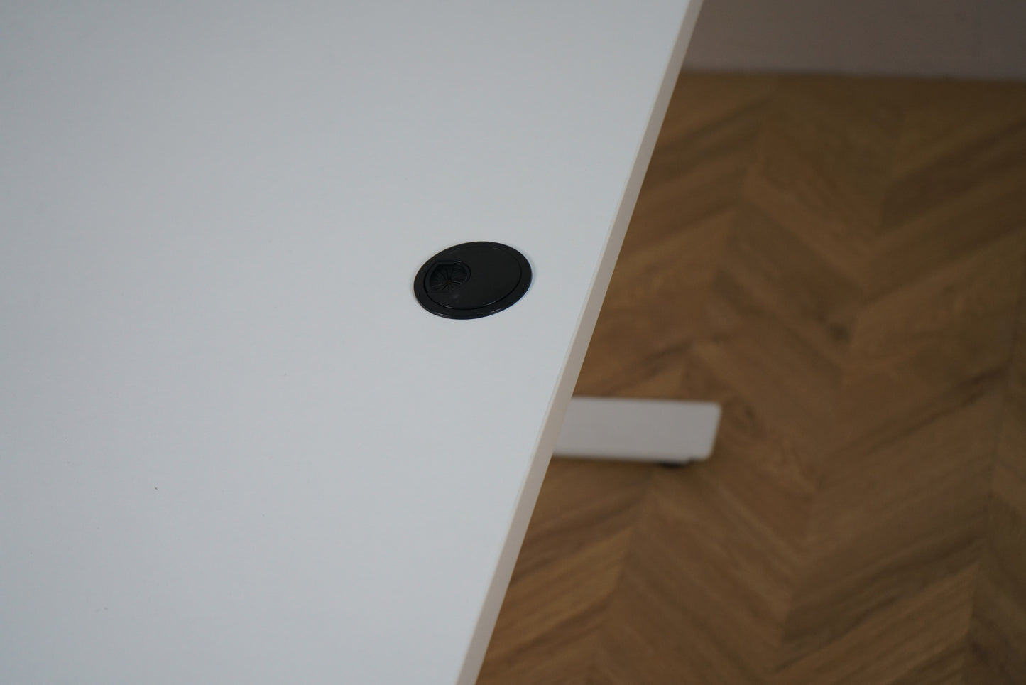 Nærbillede af kabelgennemføring på hvidt Swedstyle hæve-sænkebord