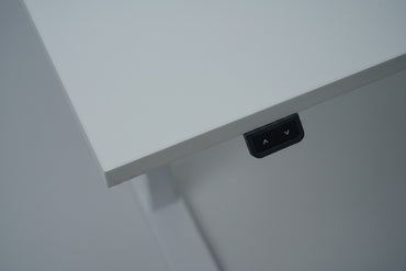 Nærbillede af hvid laminatbordplade og stel på Swedstyle elektrisk hæve-sænkebord.