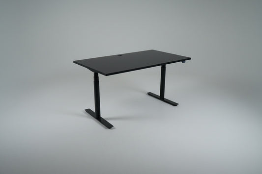 Swedstyle hæve-sænkebord 120x80 cm i sort laminat med sort stel set fra skrå vinkel.