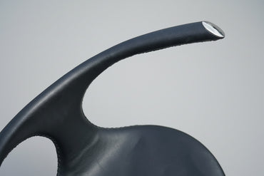 Close up af Taurus spisestol i sort læder og skind