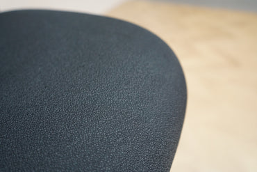 Detalje af polstret sæde på TIO kontorstol i sort – komfortabel stofpolstring