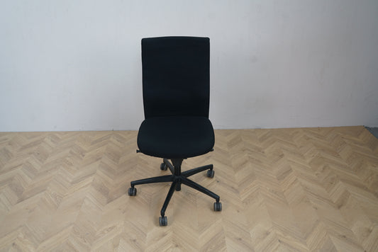 TIO kontorstol i sort med polstret sæde og ryglæn – frontvisning med hjul