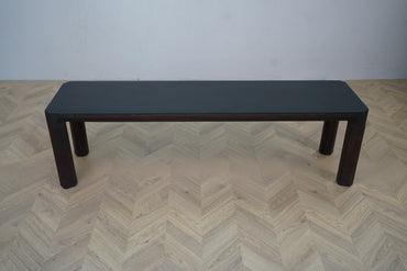 Træbænk med sort sæde og mørkt stel – set forfra, mål 153x37x44 cm