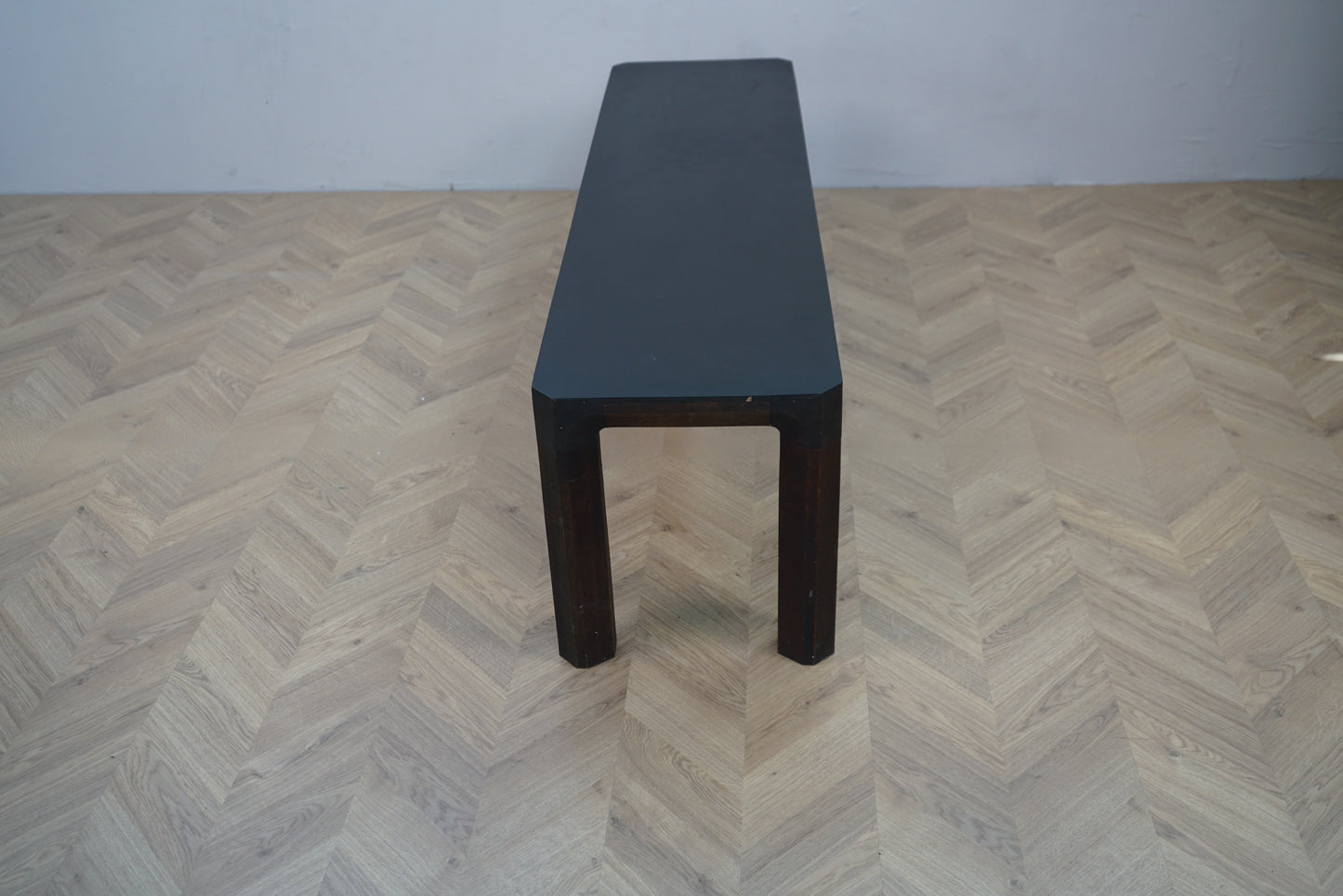 Elegant træbænk med sort sæde – set fra siden, moderne bænk 153x37x44 cm