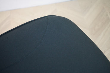 Detalje af sort stof på Tronhill kontorstol – slidstærkt materiale i høj kvalitet