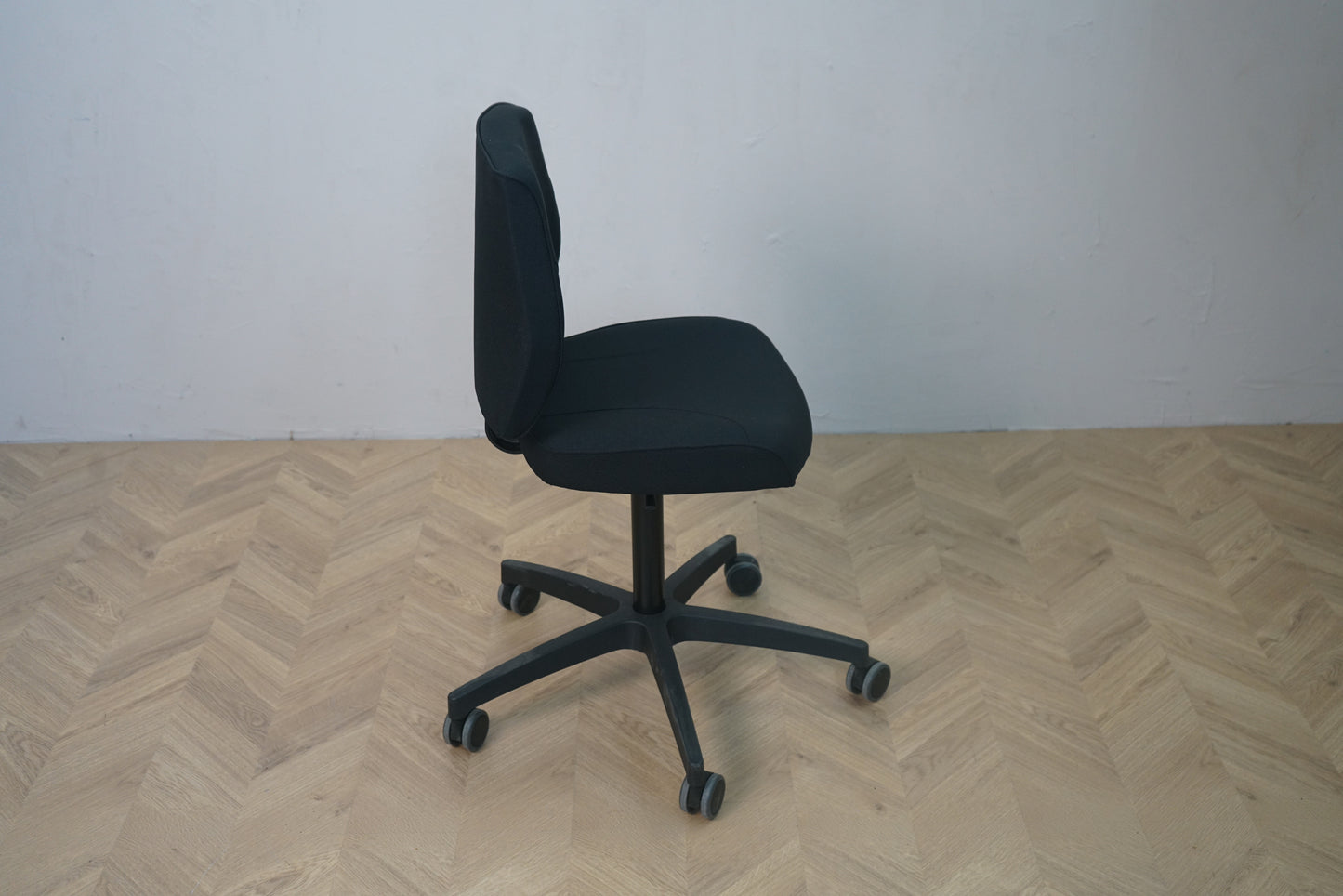 Tronhill kontorstol i sort stof set fra siden – lav ryg og ergonomisk design