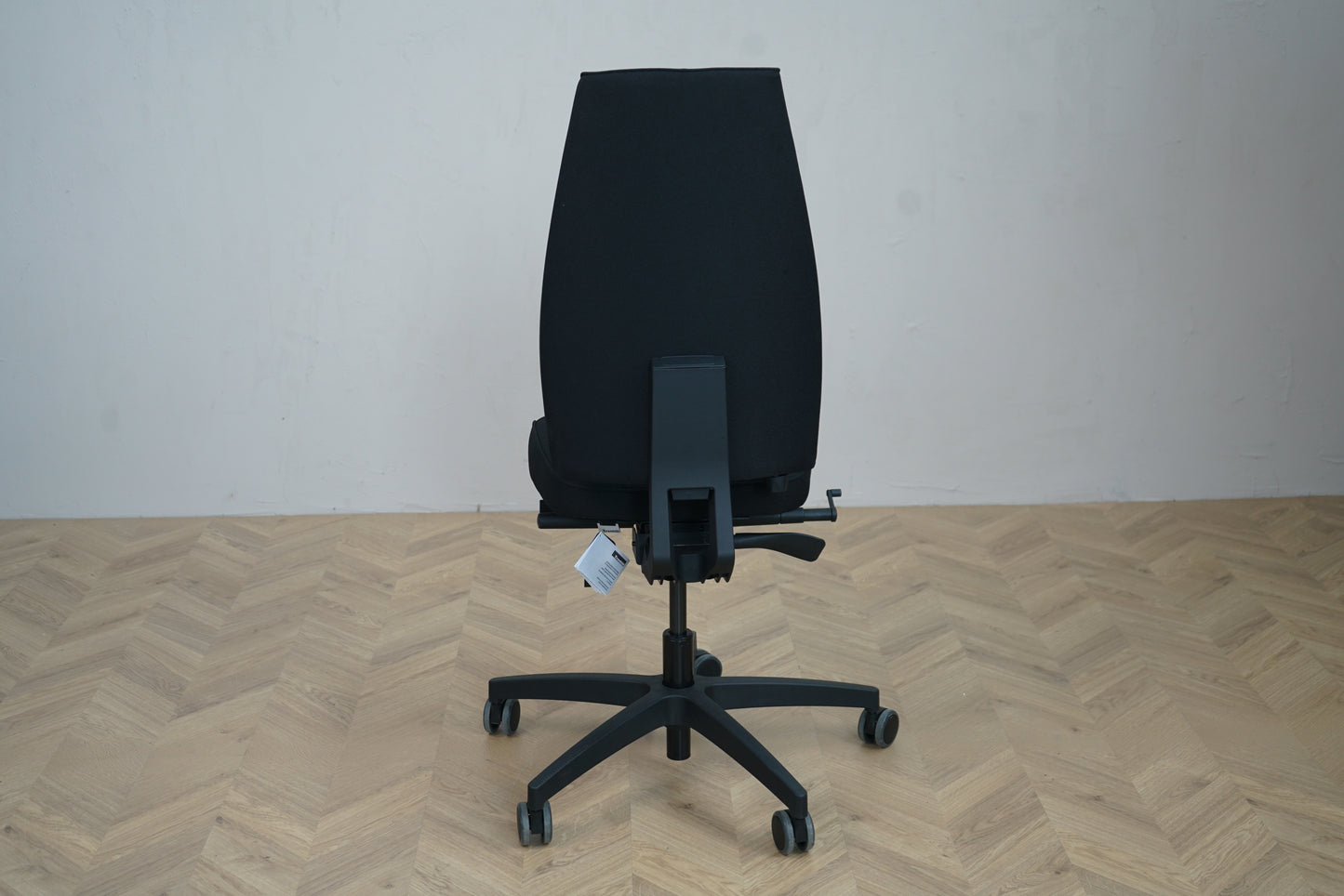 Bagfra visning af Tronhill Magna Executive kontorstol i sort med robust fodkryds og gummihjul til alle gulvtyper.