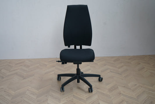 Frontvisning af Tronhill Magna Executive kontorstol i sort med høj ryg og polstring i Event-stof.