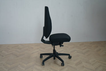 Sidebillede af Tronhill Magna Executive kontorstol i sort med ergonomisk design og justerbare funktioner.