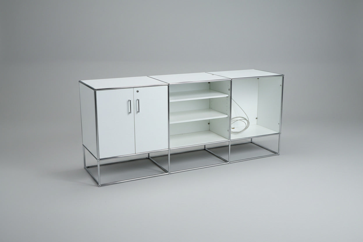 USM Haller hvidt modulopbygget opbevaringsmøbel 228x100 cm – skrå vinkel