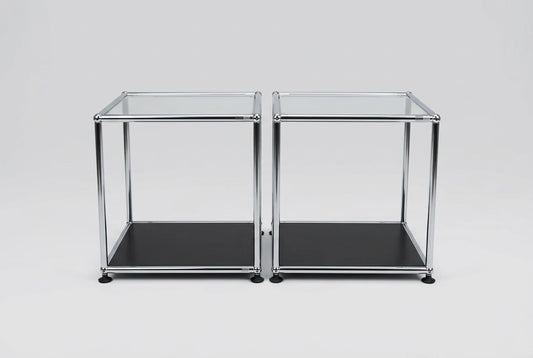 To USM Haller designer sideborde i glas med kromstel og sort bundhylde, 40x40x44 cm, set forfra.