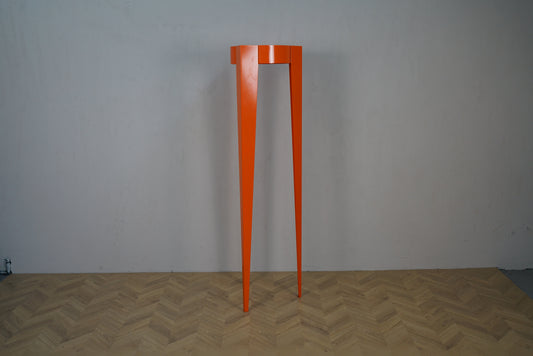 Van Esch Chase G orange tøjstativ set forfra med tre ben og skjulte kroge