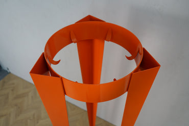 Sideview af Van Esch Chase G tøjstativ i orange design af Michiel van der Kley