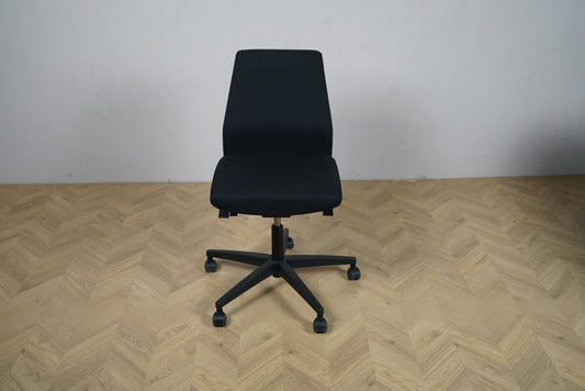 Ventus kontorstol i sort Xtreme set forfra med ergonomisk design og sort fodkryds