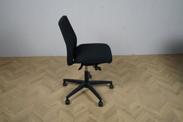 Ventus kontorstol i sort Xtreme set fra siden med justerbar sæde og ryglæn