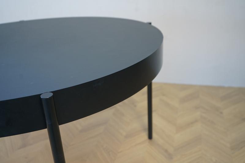 Close up af bordpladen på Verner Panton Serie 430 rundt spisebord i sort, viser detaljer i malet MDF og Fenix laminat.