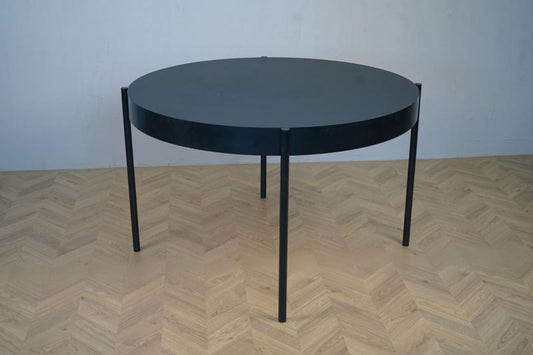 Frontbillede af Verner Panton Serie 430 rundt spisebord i sort med diameter 120 cm, designklassiker med malet MDF og Fenix laminat bordplade.