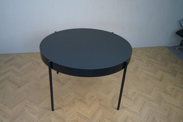 Ovenfra billede af Verner Panton Serie 430 rundt spisebord i sort med diameter 120 cm, malet MDF bordplade med Fenix laminat.