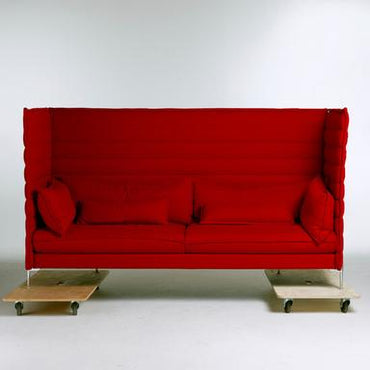 Vitra Alcove 2-personers sofa i rød med krom stel set forfra – moderne og lydabsorberende design til lounge og kontor.