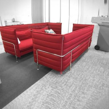 Vitra Alcove 2-personers sofa i rød med krom stel set fra siden – lydabsorberende og stilfuld kontorsofa.