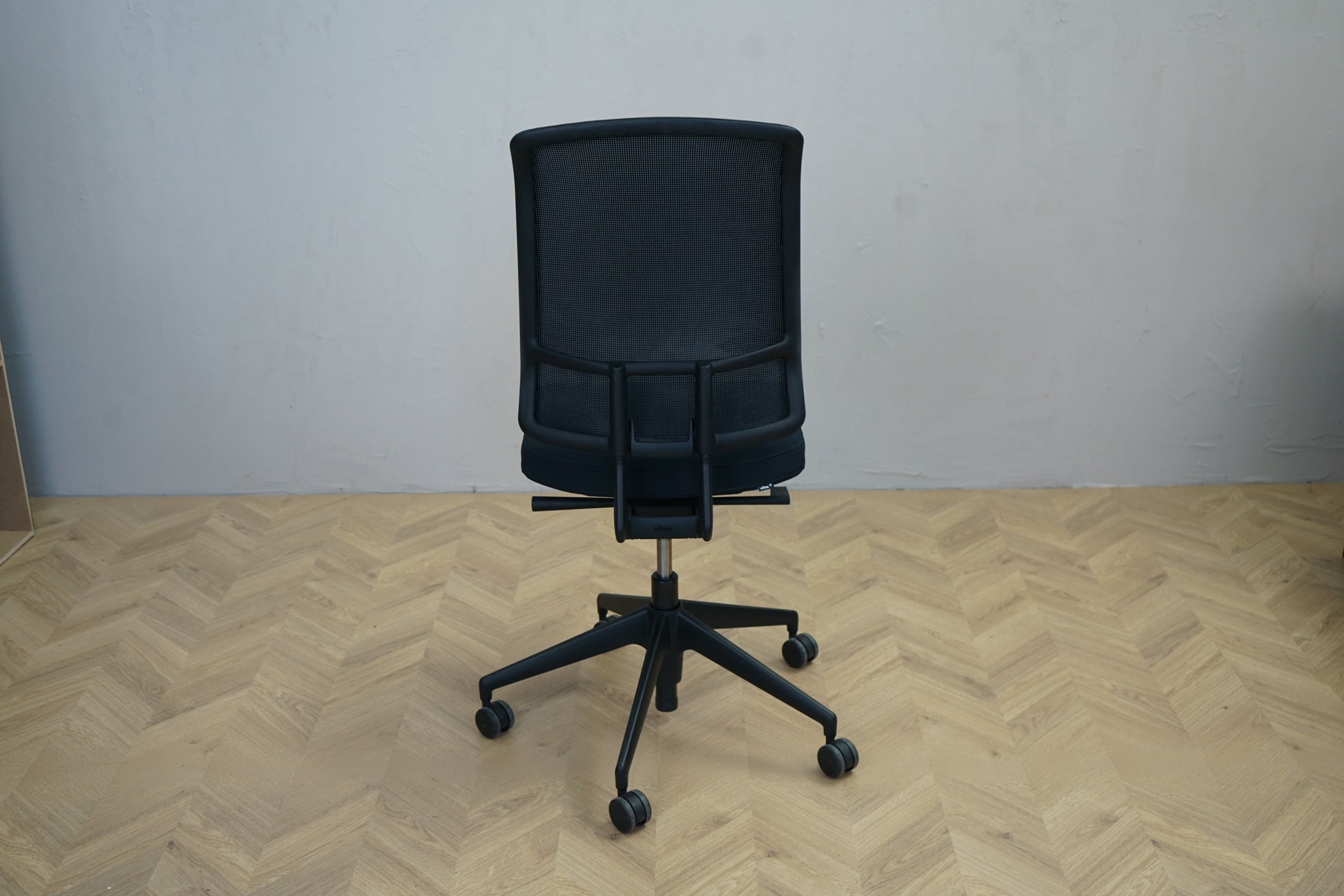 Vitra AM Chair sort kontorstol med mesh ryglæn – designet af Alberto Meda, set bagfra.