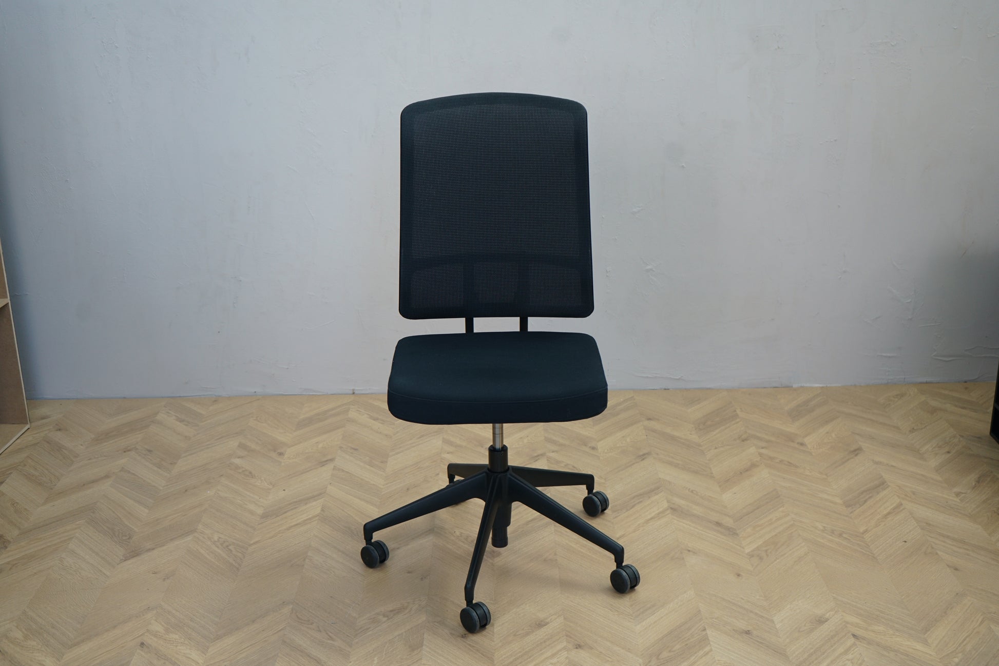 Vitra AM Chair kontorstol i sort med mesh ryglæn – design af Alberto Meda, set forfra.