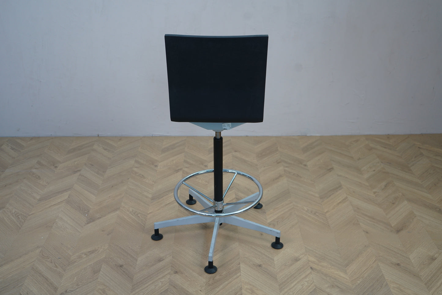 Vitra barstol i sort set bagfra med robust stel og minimalistisk design