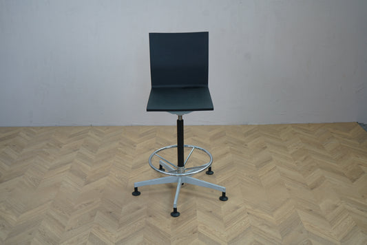 Vitra barstol i sort set forfra med fodstøtte og moderne design