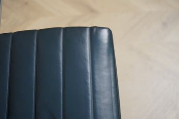 Detalje af Vitra EA 117 kontorstol i sort læder – eksklusiv kvalitet fra Eames Aluminium Group