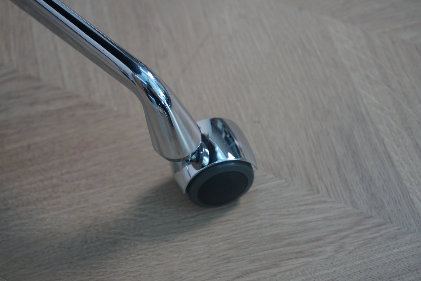 Detalje af krom hjul og stel på Vitra EA 119 kontorstol – elegant aluminium og høj kvalitet