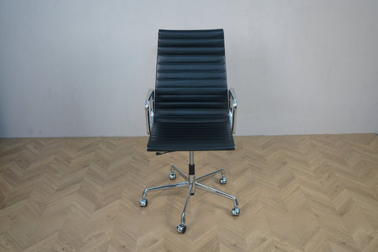 Vitra EA 119 kontorstol i sort læder med krom stel set forfra – design af Charles & Ray Eames