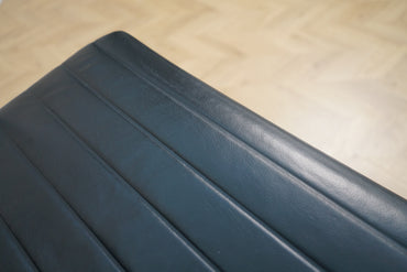 Vitra EA 119 kontorstol i sort læder med krom base set fra siden – ikonisk Eames design