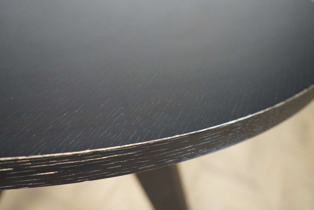 Close up af Vitra Gueridon bordplade i sort egetræ
