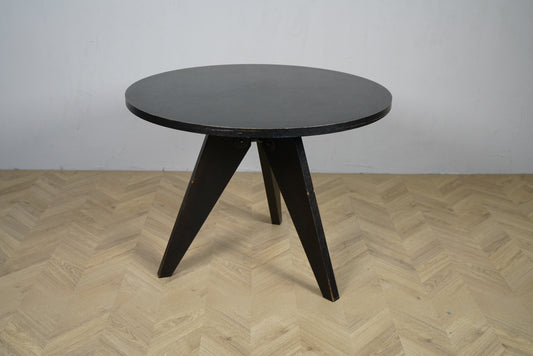 Vitra Gueridon rundt spisebord i sort egetræ set forfra