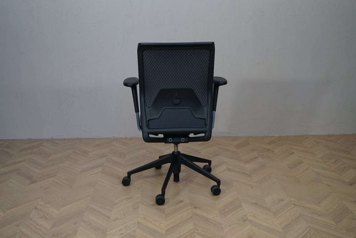 Bagfra billede af Vitra ID Mesh kontorstol med ventilerende netryg og ergonomisk støtte