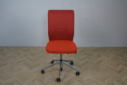 Vitra ID Mesh kontorstol i rød set forfra med polstret sæde og mesh-ryglæn