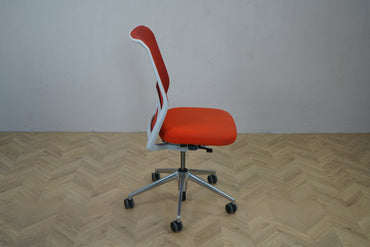 Vitra ID Mesh kontorstol i rød set fra siden med ergonomisk buet ryglæn og justerbar højde