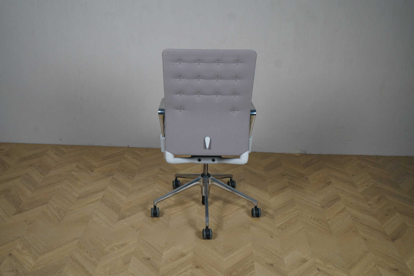 Vitra ID Trim kontorstol i lysegrå med armlæn set bagfra