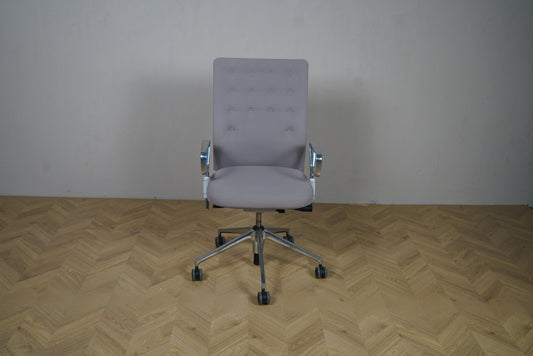Vitra ID Trim kontorstol i lysegrå med armlæn set forfra