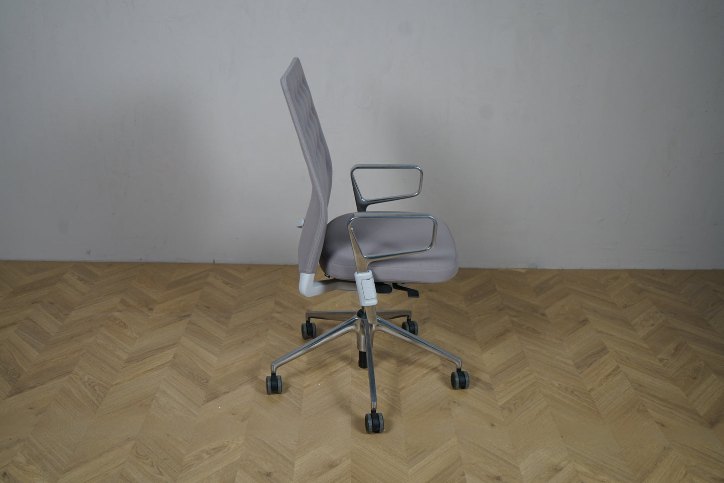 Vitra ID Trim ergonomisk kontorstol i lysegrå med armlæn set fra siden
