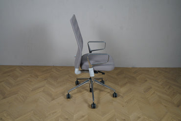 Vitra ID Trim ergonomisk kontorstol i lysegrå med armlæn set fra siden
