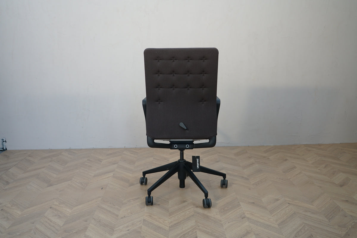 Vitra ID Trim kontorstol set bagfra med polstret ryglæn og sort fodkryds.