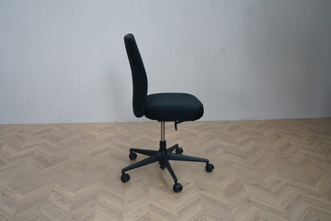 Sidebillede af Vitra ID Trim kontorstol i sort uden armlæn med ergonomisk design og polstring.