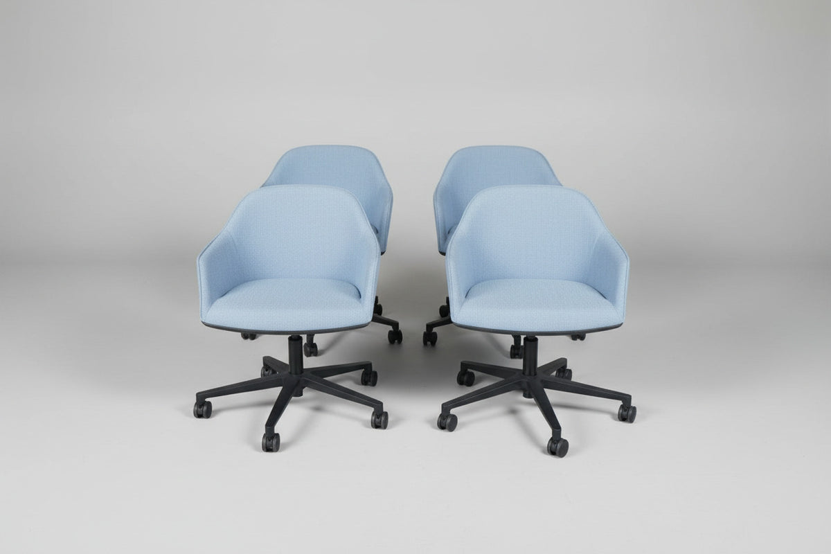 Gruppe af Vitra Softshell Chair kontorstole i blåt stof med sort fodkryds og hjul