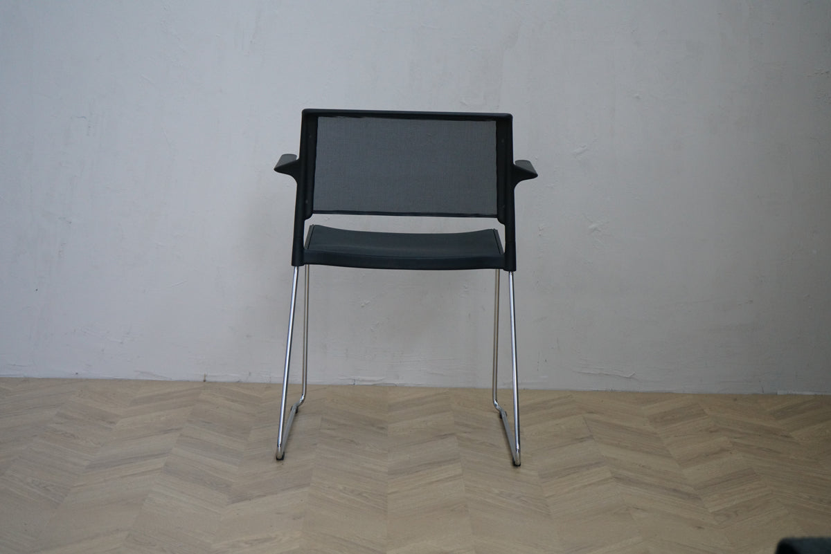 Wilkhahn Aline mødestol set bagfra med sort net ryg og stabelbart design