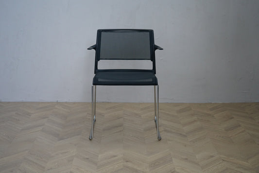 Wilkhahn Aline mødestol i sort net med armlæn og krom stel set forfra