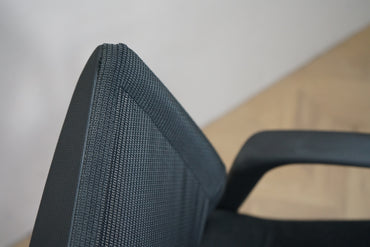 Close up af Wilkhahn Modus konferencestol med åndbar mesh-ryg, polstret sæde og armlæn.