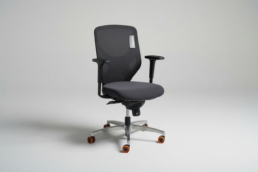 Wilkhahn Trimension ergonomisk kontorstol med sort mesh-ryg og mørkegråt sæde – skrå vinkel